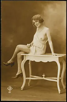 Frenchwoman: FEMALE TYPE/WHITE TABLE