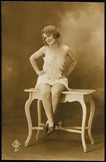 Frenchwoman: FEMALE TYPE/WHITE TABLE