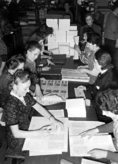 Replace: Female workers in the book bindery of the Scherl Publishing