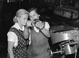 Instructs: Female workers in a munitions factory, 1941