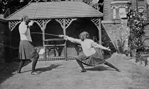 Lunging: Fencer lunging