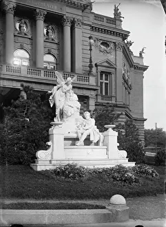 Raimund: Ferdinand Raimund Monument in front