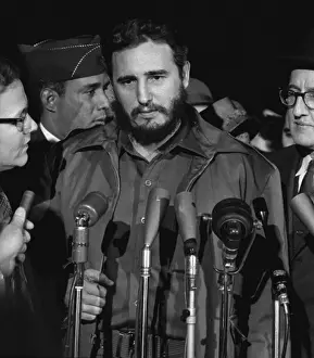 Announcement: Fidel Castro speaking in front of microphones