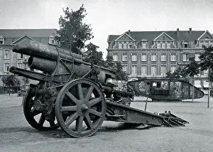 Annexe: Field gun and tank in a town square