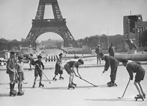Skates: Field hockey in front of the Eiffel Tower, 1938