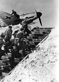 Alarm: Fighter pilots on the way to their planes