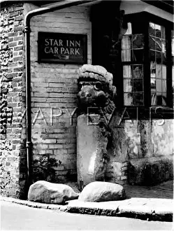 Alfriston: FIGURE OUTSIDE PUB