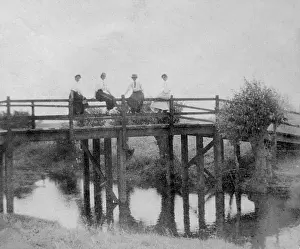 Bpeosa: Figures on bridge
