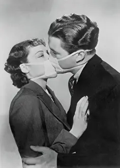 Facemasks: Film kiss with protective mask