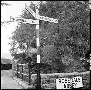 Deste: The fingerpost direction sign at Bow Bridge in