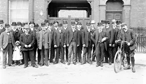 Buttonholes: Finishers in front of hat factory