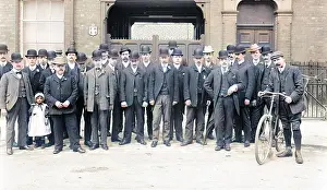 Buttonholes: Finishers in front of hat factory
