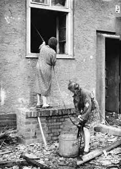 Sprayer: Fire fighting after an air raid in Berlin, 1943