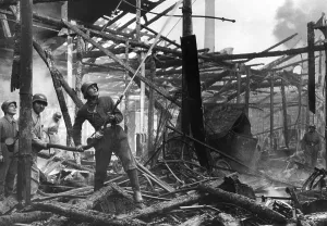 Extinguish: Fire fighting after bomb hits in Berlin, 1940