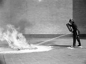 Nozzle: Firefighter training with foam extinguisher