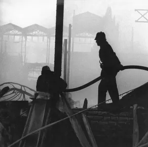 Extinguish: Firemen extinguishing the fire in the Glaspalast in Munich