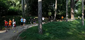 Jogging: Firemen jogging around the bottom of the Labyrinthe