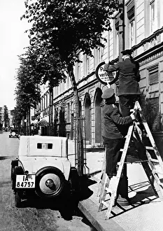Lindenstrasse: Firemen put up a no-parking sign, 1931