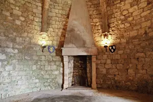 Dourdan: Fireplace, commandant's bedroom, donjon, Chateau