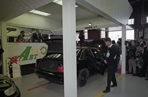Auction: First auction for foreign-made car of Russian officials