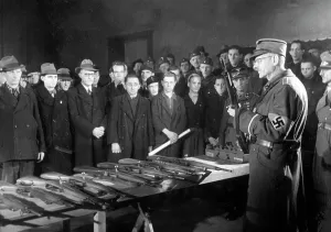 Decline: The first conscripts in the Volkssturm get their weapons