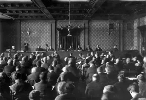 Negotiation: First day of hearings of the Hitler trial in