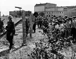 Jeer: First Days of the Berlin Wall. West Berliners ?