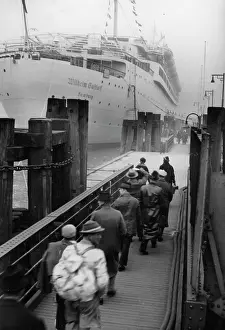 Freunde: First exit of a ship