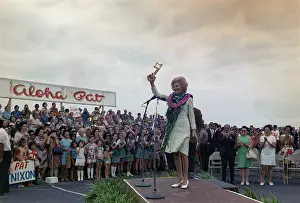 Leis: First Lady campaigning in Hawaii. A crowd ?