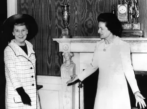 Csualpha: Former First Lady Mamie Eisenhower is welcomed ?