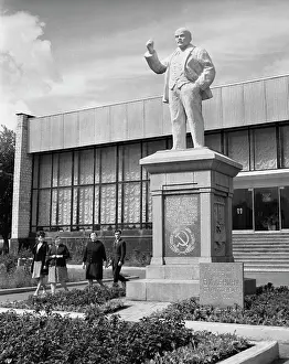 Installed: First monument to Vladimir Lenin in world