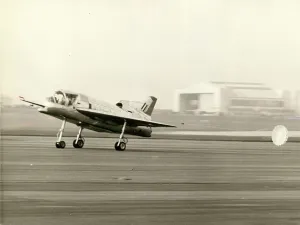 Piloted: The first Short SC1 XG900 landing