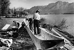 Salzkammergut: Fishermen build a dugout, 1939