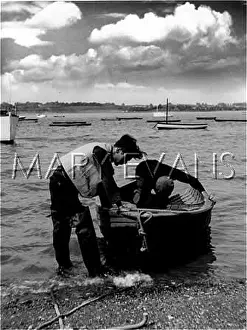 Manningtree: FISHERMEN CLEANING BOAT