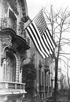Hangs: US flag at the American Consulate in Berlin, 1932