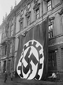 Hoisted: Flag of the German Labor Front on the Berlin palace