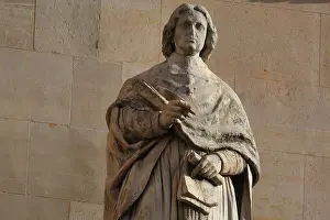Hommes: Flechier statue, Cour Napoleon, Louvre, Paris, France