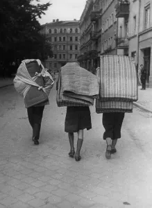 Mattresses: Fleeing from air strikes in Munich, 1945