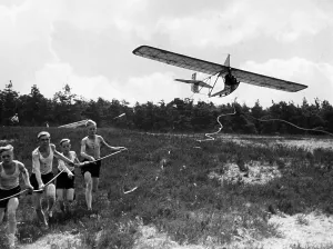 Bungee: Flieger-HJ members launch a glider in Perleberg, 1939