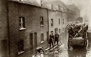 Bursts: Flooded London streets 1928