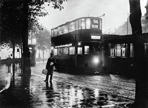 Oktober: Fog in London. Illuminated Tram at