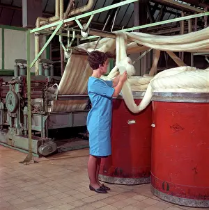 Folding: Folding raw wool into large bins