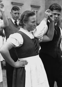 Resettle: Folk dance of Bessarabia-Germans in Baumgartenberg, 1941
