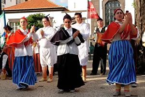 Clap: Folklore group dancing in Funchal, Madeira