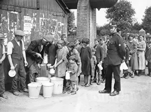 Queuing: Food distribution during the coal strikes in