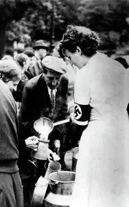 Helpers: Food distribution in Paris, 1940