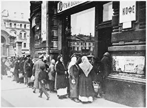 Tverskaya: FOOD QUEUE/TVERSKAYA ST