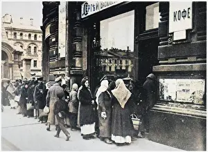 Tverskaya: FOOD QUEUE/TVERSKAYA ST