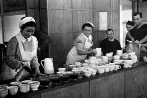 Helpers: Food station of the DRK in Paris, 1940