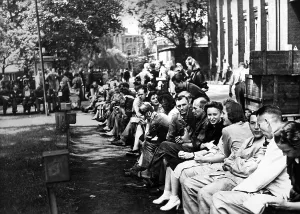 Siemens: Forced laborers during a break, 1939